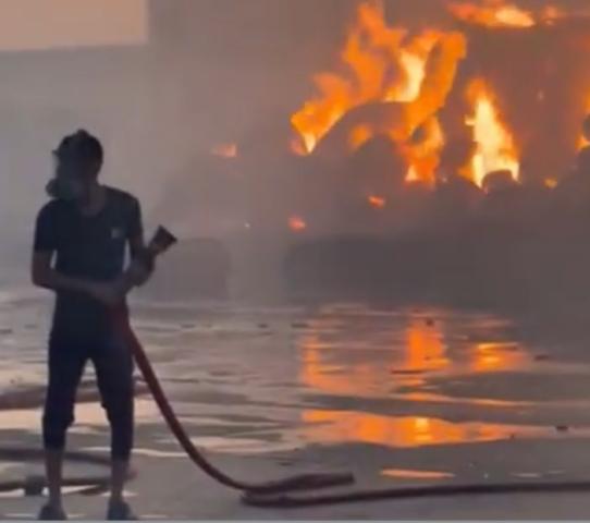 لقطة من محاولات إطفاء حريق مصنع الرباعية للنسجيات في مدينة السادات