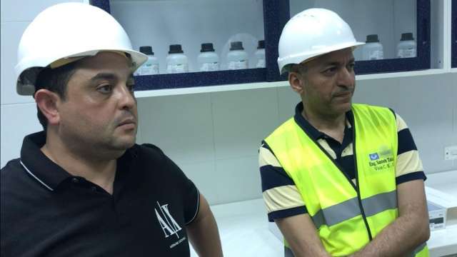 محمد محمد الخشن نائب رئيس مجلس إدارة "إيفر جرو" يستمع إلى شرح عن أحدث أجهزة معامل الشركة