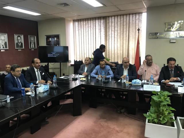 المهندس مصطفى النجاري يقدم اجتماع لجنة الزراعة والري في جمعية رجال الأعمال (أقصى اليمين)
